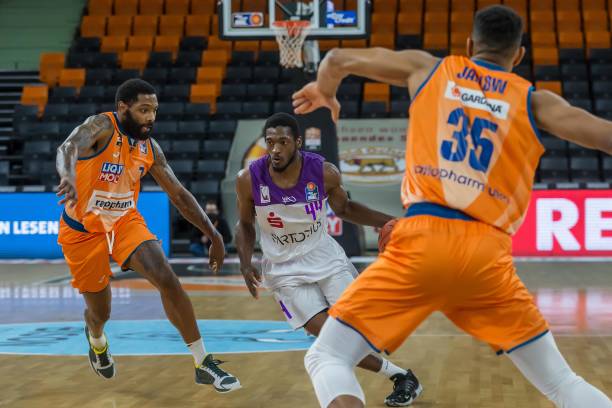 她依然坚持 她依然坚持