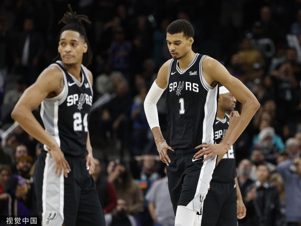 球迷越过护 球迷越过护